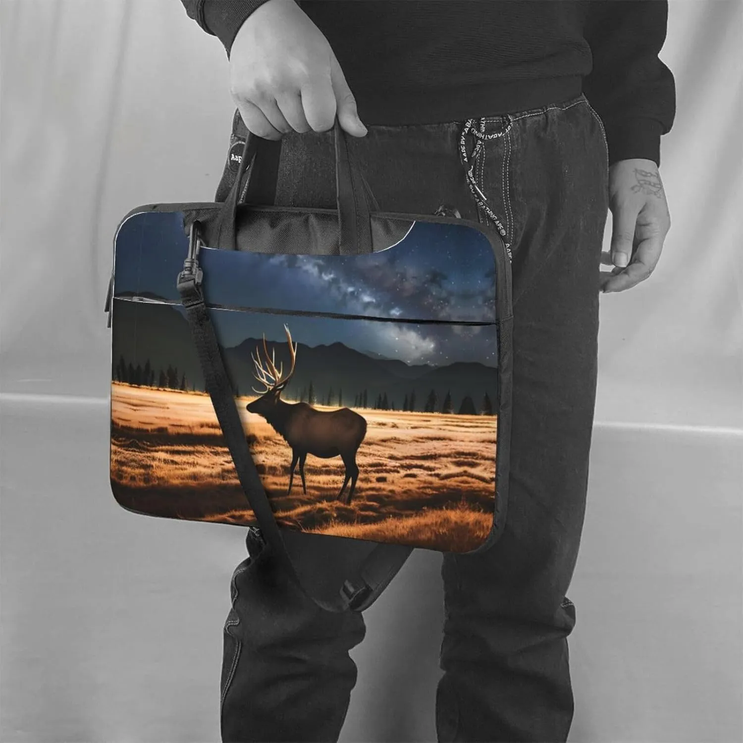Elk in the meadow picture Ultra-thin portable shoulder laptop bag Stylish and Protective Shockproof soft lining