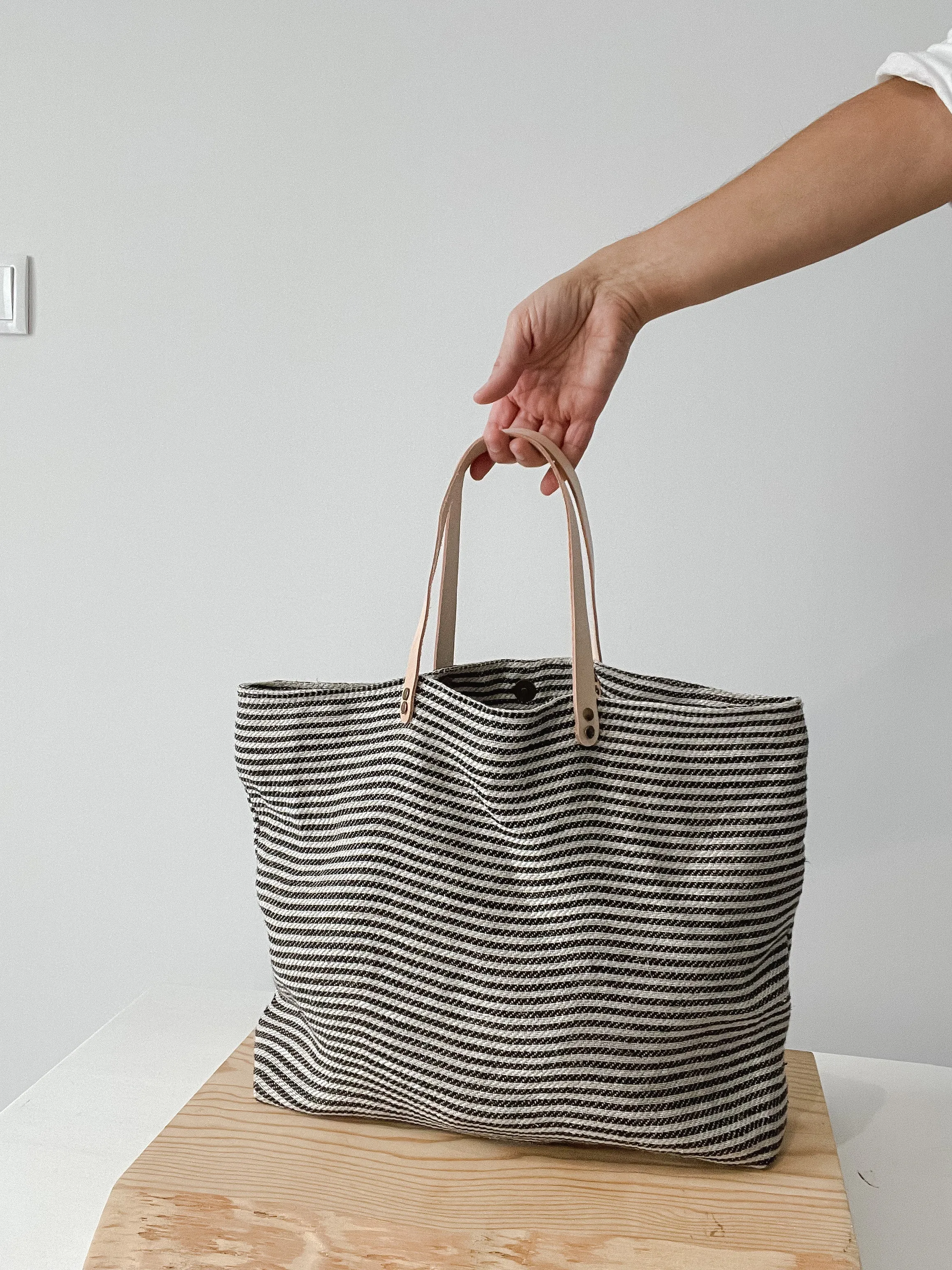 Field tote (thin stripes)