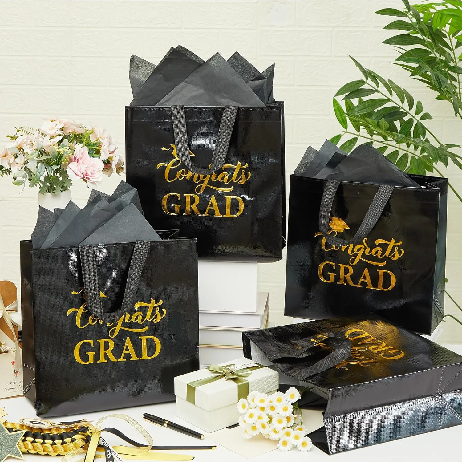 HunnmingRe 24 Sets Large Graduation Gift Bags 2025 Shiny Non Woven Congrats Grad Toe Bags with Handles and Tissue Papers for College High School Party Favors, 11.81 x 11.42 x 5.12 Inch, Black and Gold