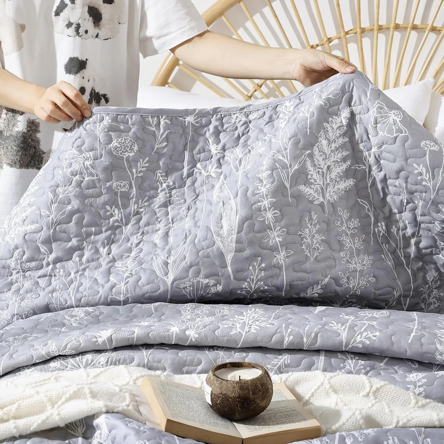 JANZAA Quilts Queen Size Bed Spread Botanical 3 Pieces Quilts Queen Size Sets with Floral Pattern Lightweight Microfiber Bedding Reversible 1 Quilt and 2 Pillow Cases-Grey