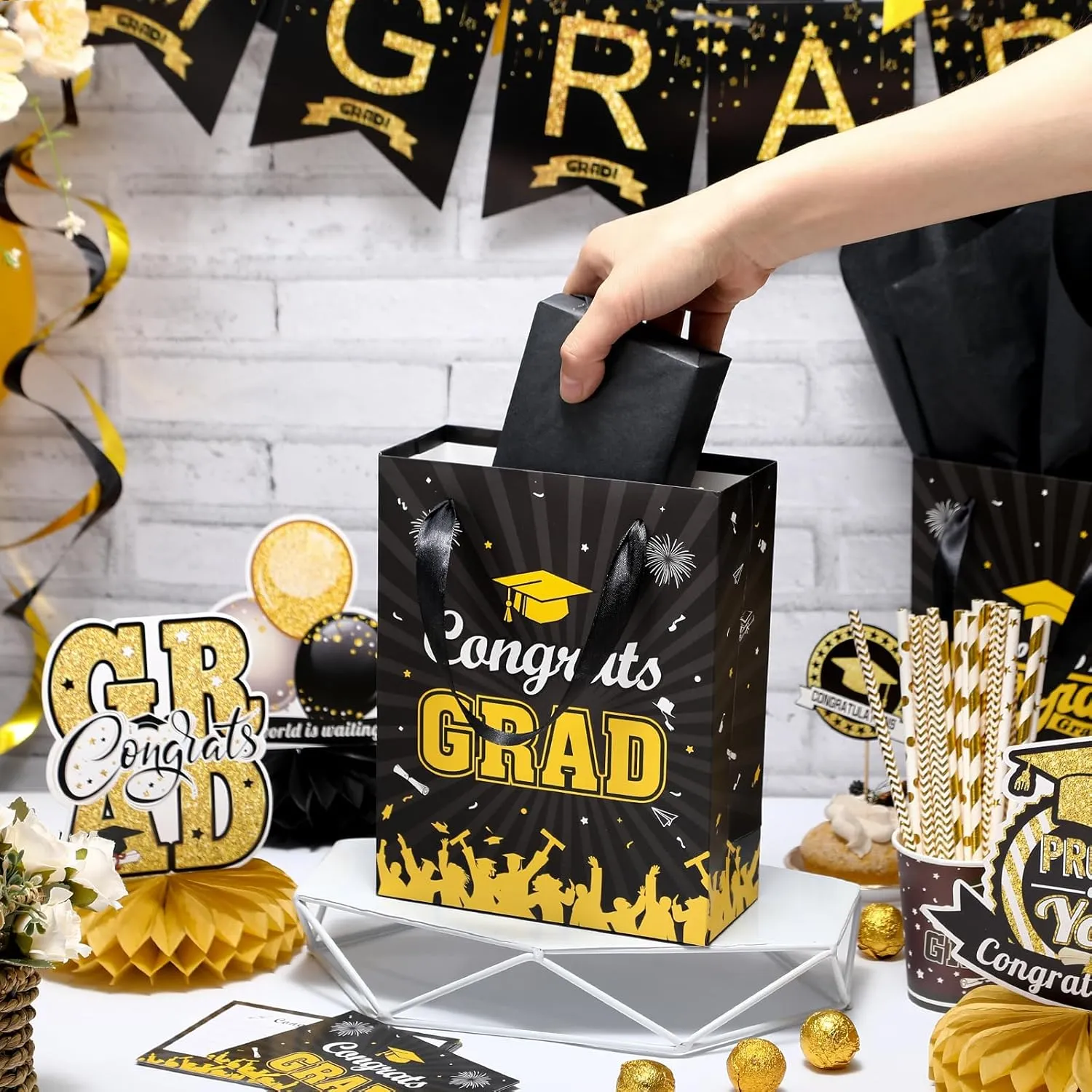 KPOSIYA Graduation Gift Bags 12-Pack with Tissue Paper & Cards, Class of 2025 Grad Gift Bag, Congratulations Party Favor Bags with Handles for High School, College, 8th Grade and More (Black,Gold)