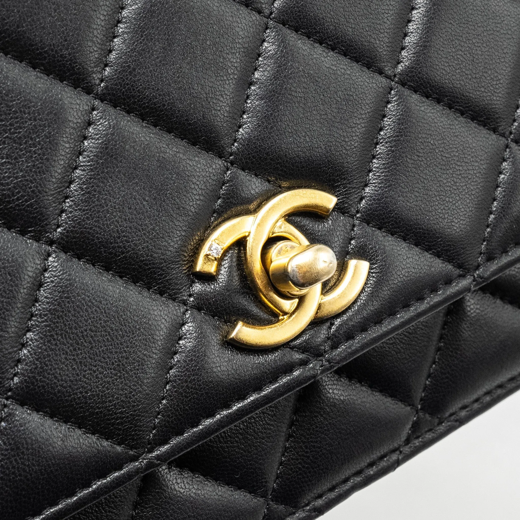 On Lion Lambskin CHANEL Wallet Responsive Buy-one-get-one (microchip) 23A  Charms Chain Black