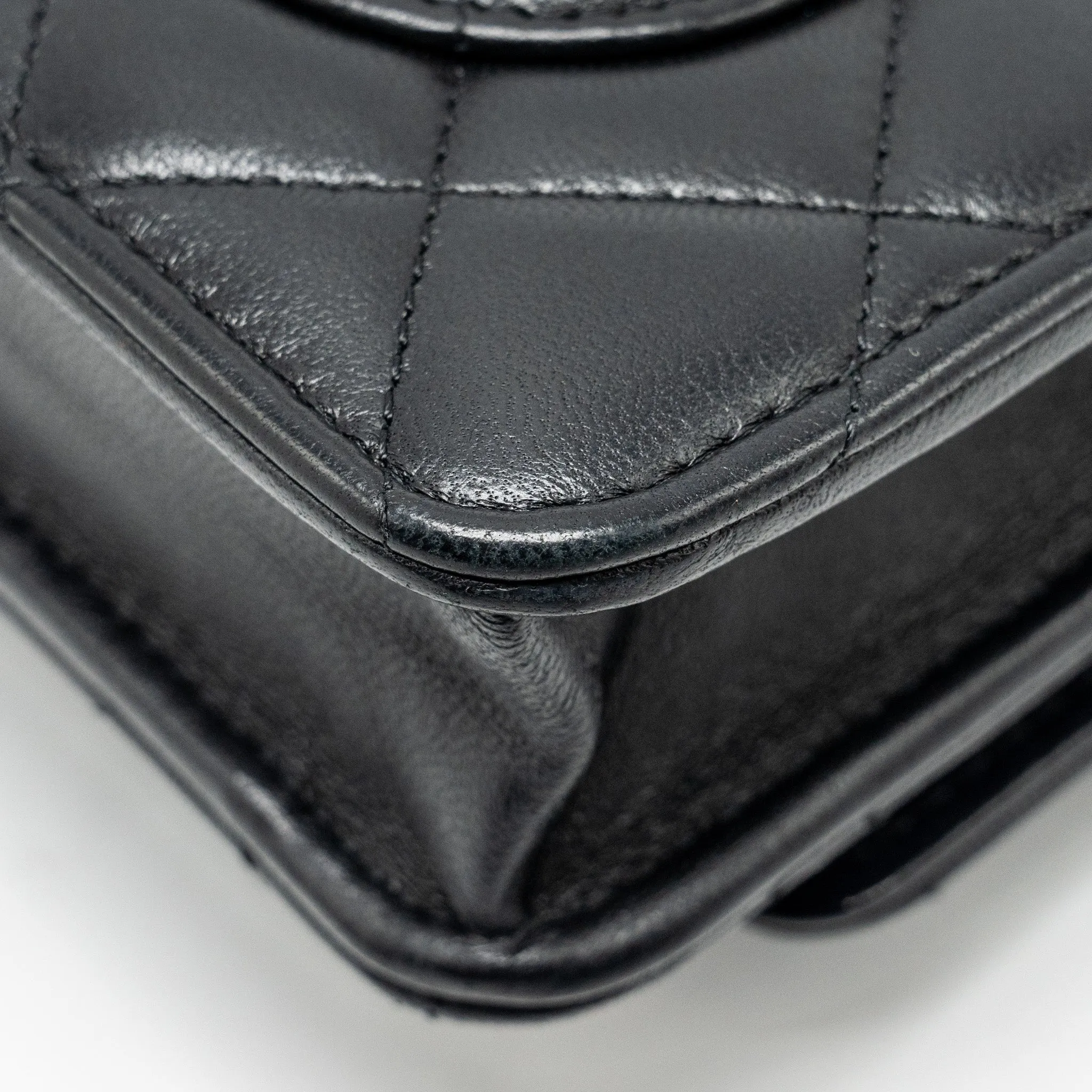 On Lion Lambskin CHANEL Wallet Responsive Buy-one-get-one (microchip) 23A  Charms Chain Black